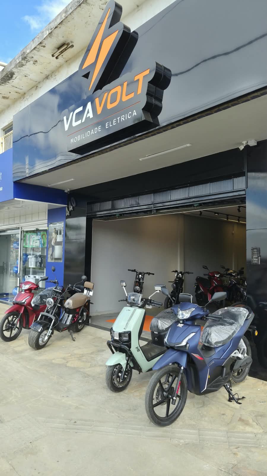 Fachada da loja VCA VOLT com scooters elétricas